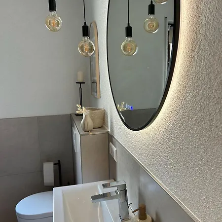 Stylische Designwohnung Direkt Am Schloss Mit 80 M2 *